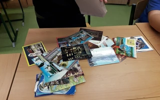 Képeslevelezőlapokkal az ARANYHÍD EGYMI iskola diákjainak örömére